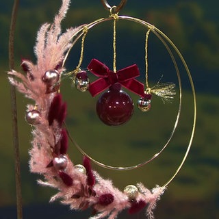 Ein weihnachtlicher Türkranz mit Kugeln und Verzierungen