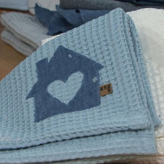 Blaue und weiße Geschirrtücher aus Waffelpiqué mit weihnachtlichen Motiven