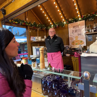 Alev Seker auf dem Weihnachtsmarkt