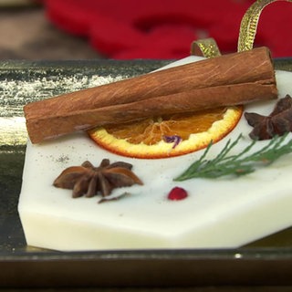 Duftende Wachsanhänger mit Zimt, Sternanis und Orange