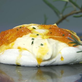 Eine weihnachtliche Pavlova mit Kardamomsahne und Rosmarin-Orangen-Sirup