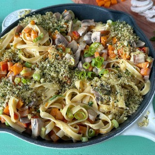 Rezept: Bandnudeln mit Pilzen und Kräuterbröseln