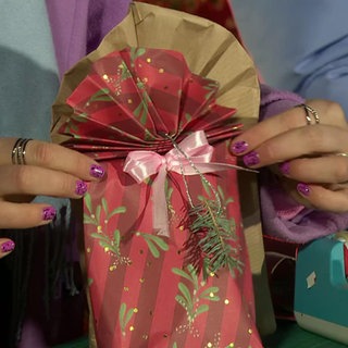 Schön dekorierte Geschenkverpackungen für Weihnachten