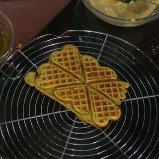 Schoko-Kirsch-Waffel mit Mandelsahne