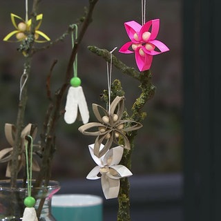 Gebastelte Anhänger aus Papier