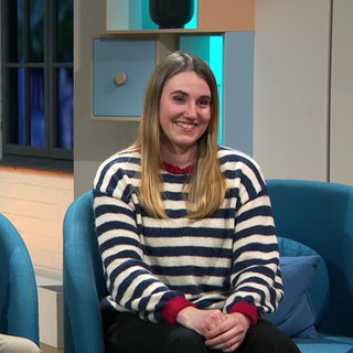 Ein Paar der neuen Staffel "Raus aufs Land" sitzt im Studio