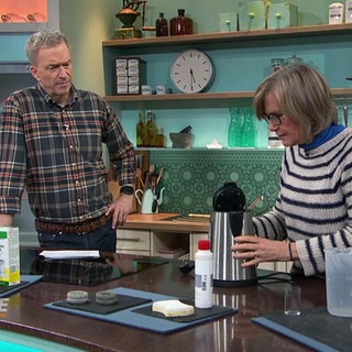 Moderator Martin Seidler entkalkt mit Bärbel Näher einen Wasserkocher