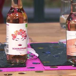 Kleinere Flaschen Wein und Schorle