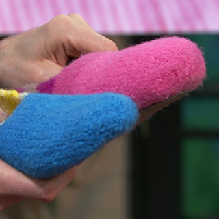 Filzslipper in blau und pink