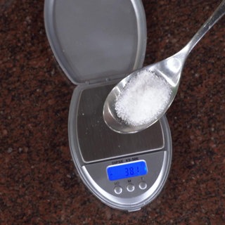 Ein Esslöffel Salz und eine Küchenwaage