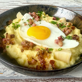 Pastinakenbrei mit Speckwürfeln und Spiegelei
