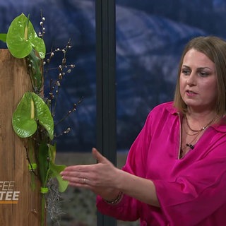 Floristin Nelli Illenseer-Schmidt zeigt eine Dekoration aus Brennholz und Anthurien