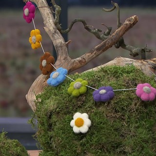 Blütengirlande aus gefilzten Blüten