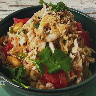 Chinakohlsalat mit Nudeln und Grapefruit