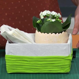 Aufbewahrungskorb aus altem Karton und Stoffresten basteln