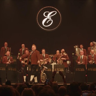 Alexander Wurz dirigiert eine Blaskapelle