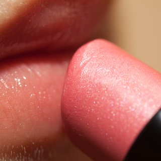 Lippenstift und Lippen einer Frau: Make-up im Frühling