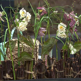 Tischschmuck mit Schachbrettblumen