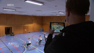 Mann trainiert Junge Kunstradfahrerinnen