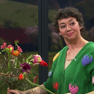Floristmeisterin Jasmin Centner stellt einen Frühlingsstrauß zusammen