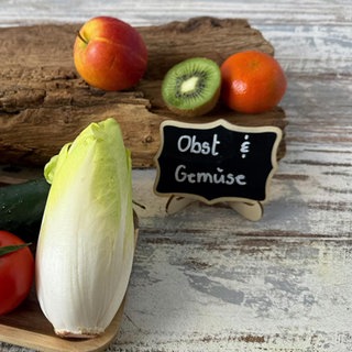 Brot mit Gemüse und Obst