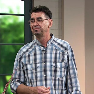 Matthias Uhlig steht im Studio