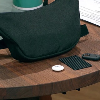 Eine Umhängetasche, an der ein GPS-Tracker befestigt wurde