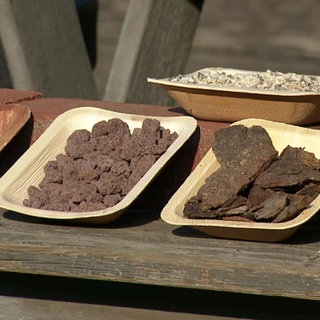 Verschiedene Materialien für die Gartenarbeit