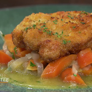 Schnitzel mit Senfkruste und Schalotten-Karotten-Gemüse