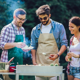 Freunde beim Grillen