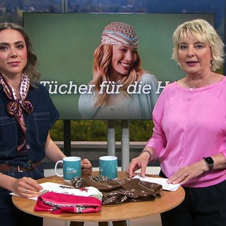 Moderatorin Heike Greis mit ihrem Gast Celine Jost vor einem Bildschirm mit der Aufschrift "Tücher für die Haare".