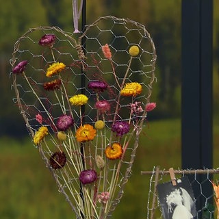Drahtherz mit Blumen