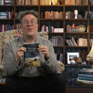 Thomas Sachsenmaier hält das Buch "Lucinda Riley: Das Mädchen aus Yorkshire" in Händen.