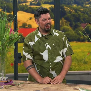 Florist Thomas Gröhbühl mit Gräsern und Blüten im Studio
