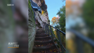 Wanderweg in Fels gehauen