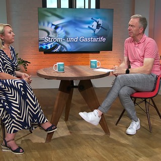 Expertin und Moderator sitzen im Studio und sind im Gespräch miteinander