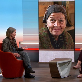 Schauspielerin Lisbeth Federer im Gespräch mit Moderatorin Fatma Mittler-Solak. Sie spielt in der Serie "Die Fallers" Kräuterfrau Lioba.