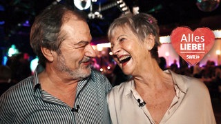 Ein Paar im Tanzlokal lacht sich an