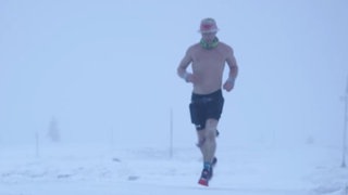 Daniel Hernes joggt bei Wind und Wetter mit nacktem Oberkörper durch den Schwarzwald