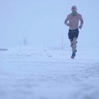 Daniel Hernes joggt bei Wind und Wetter mit nacktem Oberkörper durch den Schwarzwald