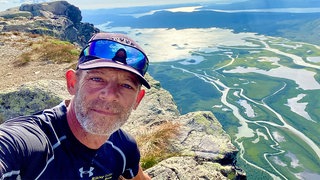 Sven Hardt macht auf seiner Wanderung ein Selfie