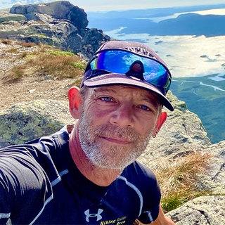 Sven Hardt macht auf seiner Wanderung ein Selfie