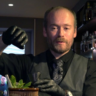 Roman Koffer ist fast blind. Er arbeitet als Barkeeper in seiner Bar in Karlsruhe als Barkeeper.