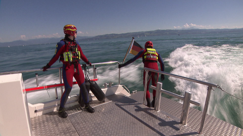 Alex, Felicia und Florian von der Wasserrettung fahren mit dem Rettungsboot über den Bodensee.