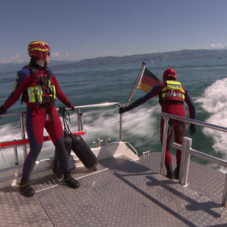 Alex, Felicia und Florian von der Wasserrettung fahren mit dem Rettungsboot über den Bodensee.