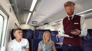 Quereinsteiger Zugbegleiter Marius Schebaum kontrolliert Zuggäste im ICE