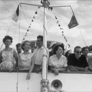 Retroaufnahmen von Personen auf einem Boot auf dem Neckar 1962