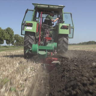 Traktor beim Pflügen