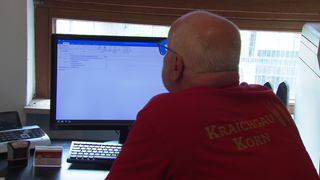 Landwirt Roland Waldi macht Büroarbeit