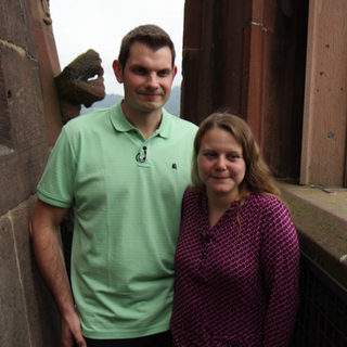 Laura und Alexander aus Freiburg lächeln gemeinsam in die Kamera.